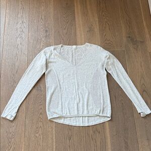 Lululemon Light Gray V-Neck Long Sleeve Top | Thumbholes | Size 4 Sm
